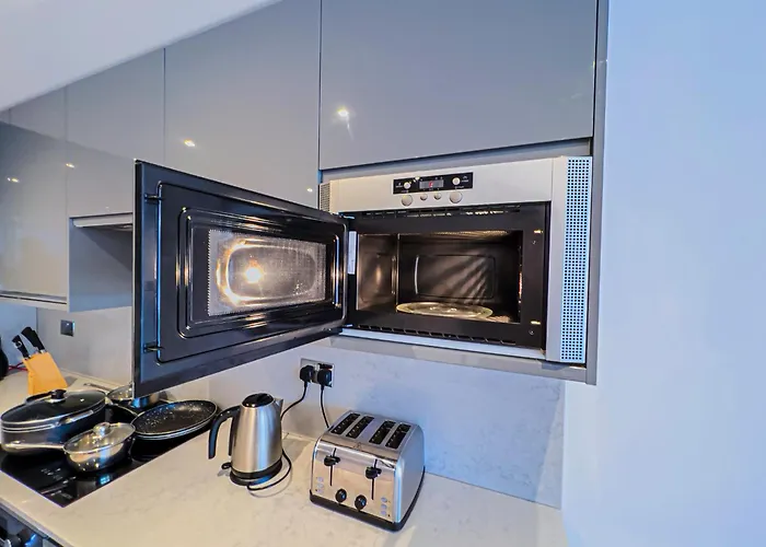 Deluxe 3 Bed Flat With Garden