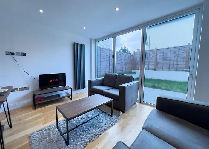 Deluxe 3 Bed Flat With Garden