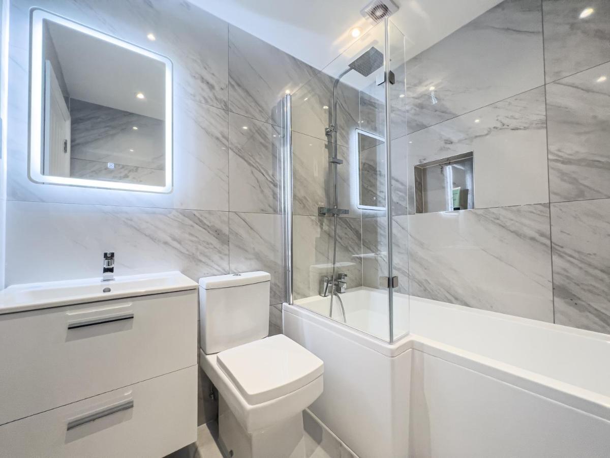 Deluxe 3 Bed Flat With Garden Apartment *