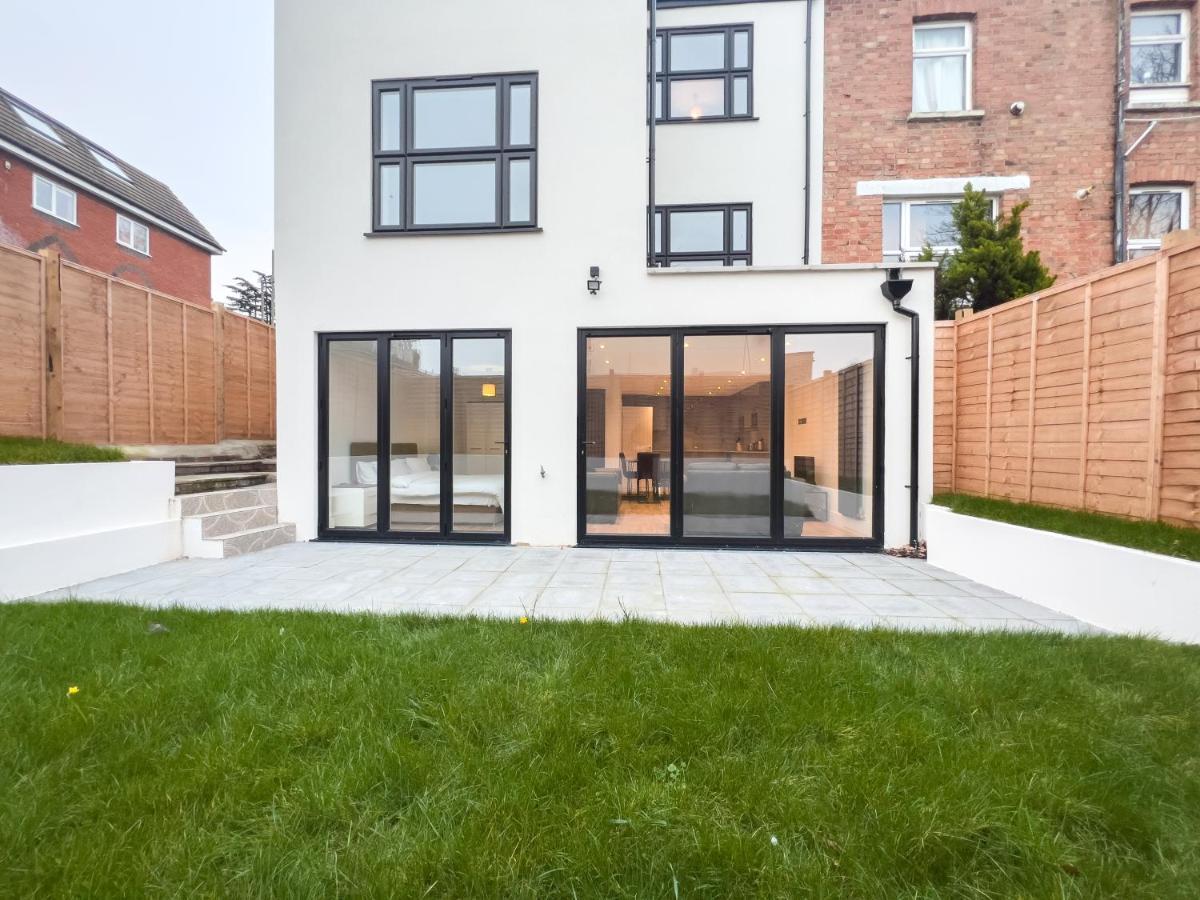Deluxe 3 Bed Flat With Garden Apartment