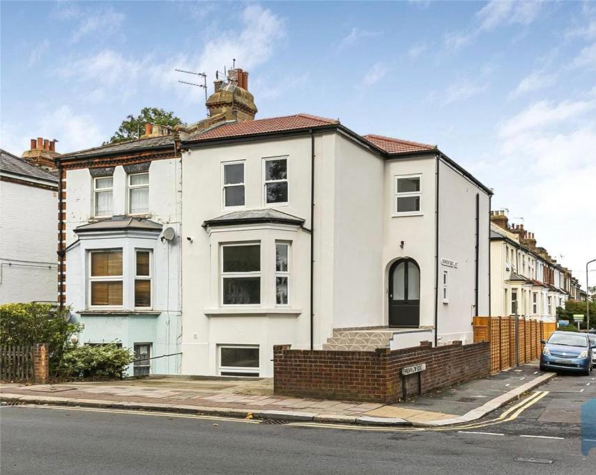 Deluxe 3 Bed Flat With Garden