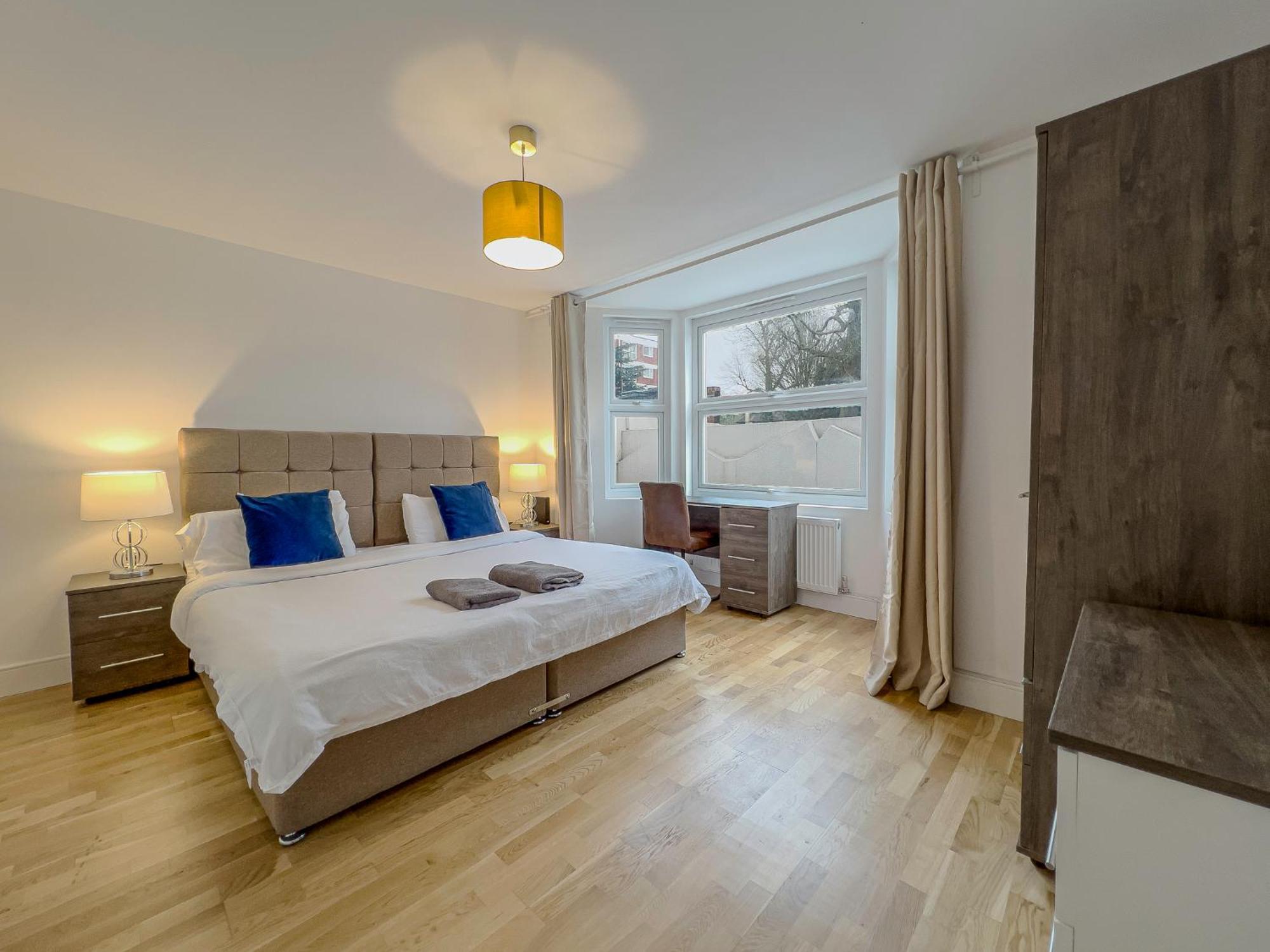 Deluxe 3 Bed Flat With Garden