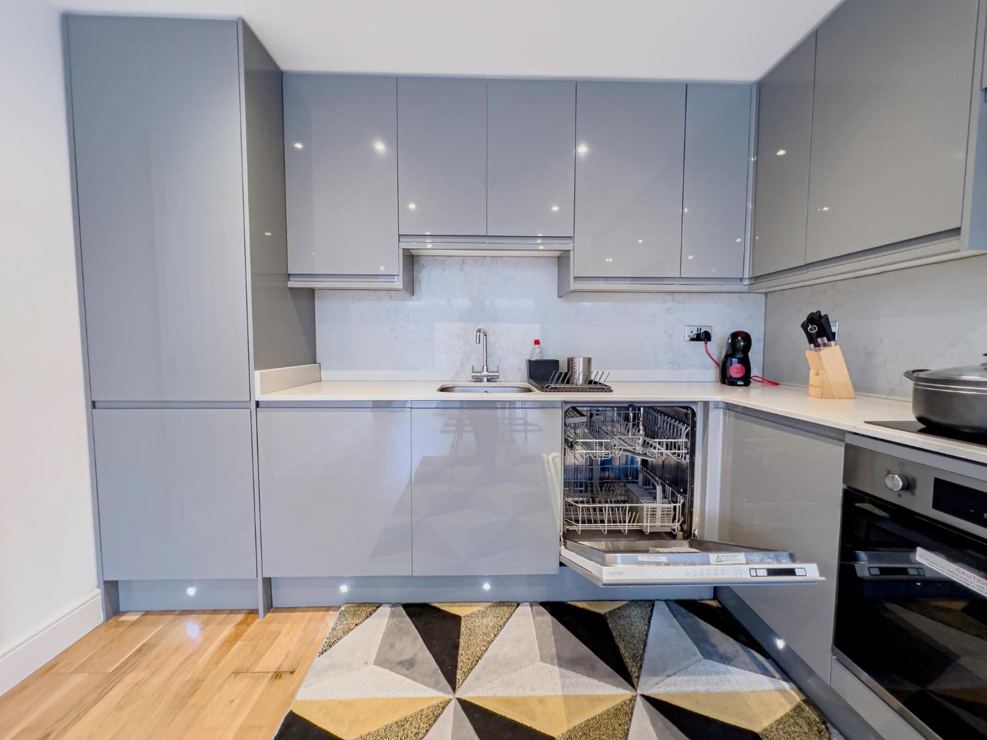 Deluxe 3 Bed Flat With Garden Apartment *