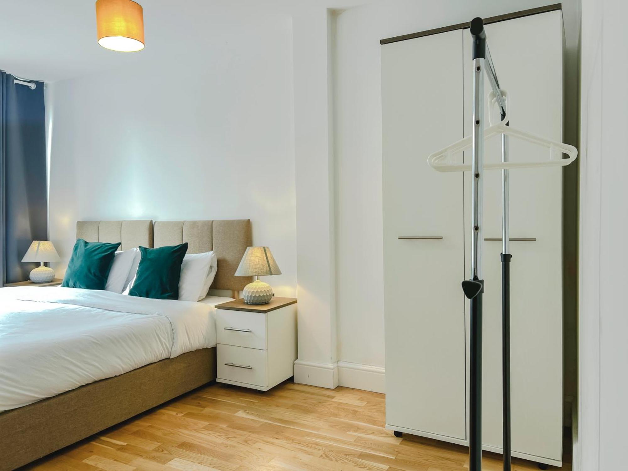 Deluxe 3 Bed Flat With Garden Apartment