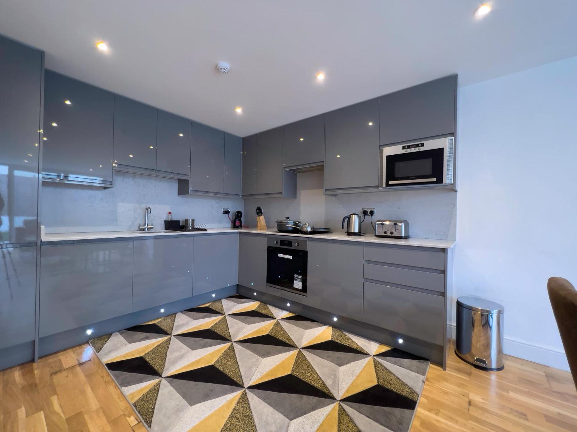 Deluxe 3 Bed Flat With Garden *