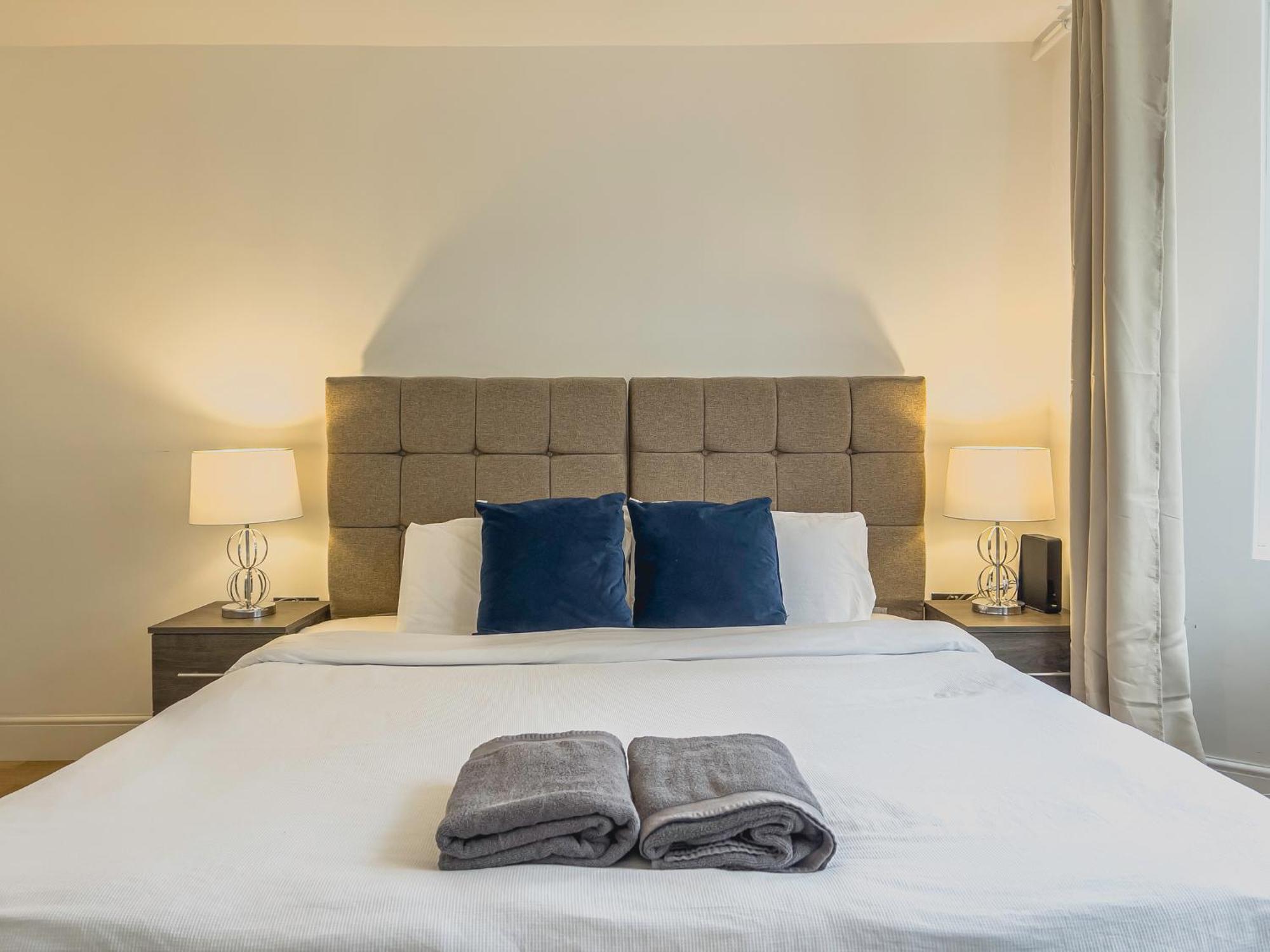 Deluxe 3 Bed Flat With Garden Apartment *