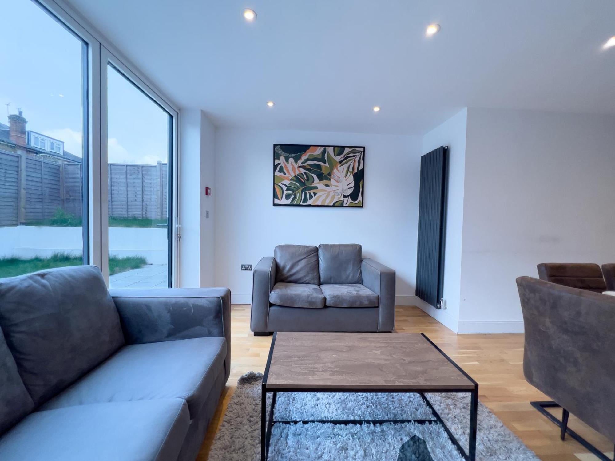 Apartment Deluxe 3 Bed Flat With Garden