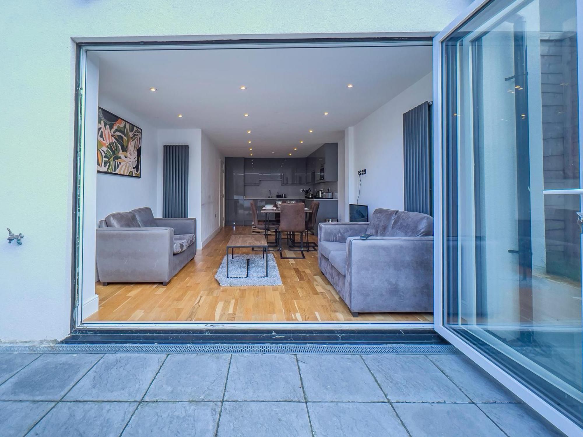 Deluxe 3 Bed Flat With Garden Apartment *