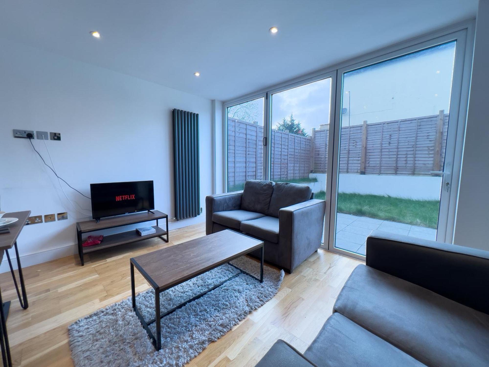 Deluxe 3 Bed Flat With Garden Apartment Finchley